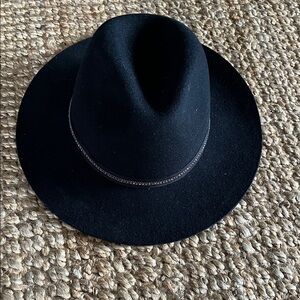 Wool Fedora by San Diego Hat Company Black with
Rhinestone band
Adjustable
OS